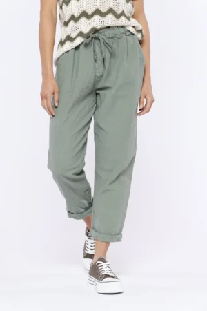 PANTALONE in fresco lino misto a cotone con pratico laccetto in vita e graziosi risvolti sangallo