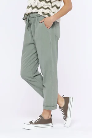 PANTALONE in fresco lino misto a cotone con pratico laccetto in vita e graziosi risvolti sangallo