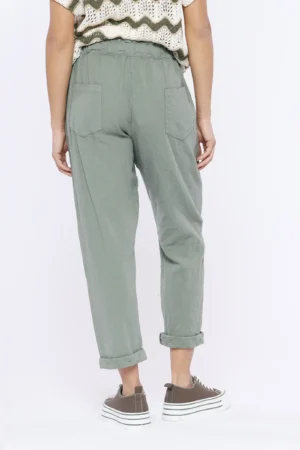 PANTALONE in fresco lino misto a cotone con pratico laccetto in vita e graziosi risvolti sangallo