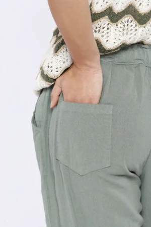 PANTALONE in fresco lino misto a cotone con pratico laccetto in vita e graziosi risvolti sangallo