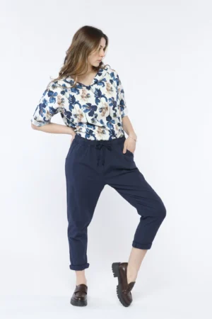 PANTALONE in fresco lino misto a cotone con pratico laccetto in vita e graziosi risvolti sangallo