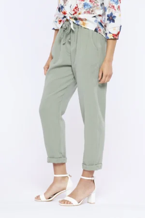 PANTALONE in fresco lino misto a cotone con pratico laccetto in vita e graziosi risvolti sangallo