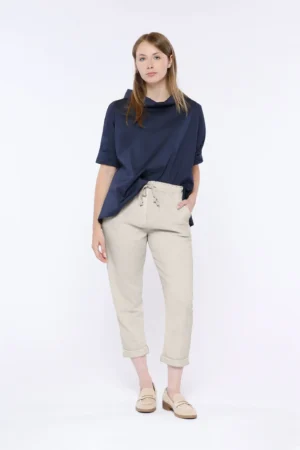 PANTALONE in fresco lino misto a cotone con pratico laccetto in vita e graziosi risvolti sangallo