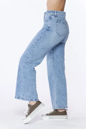 PANTALONE in denim dal taglio classico con tasche e bottone di chiusura