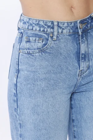 PANTALONE in denim dal taglio classico con tasche e bottone di chiusura