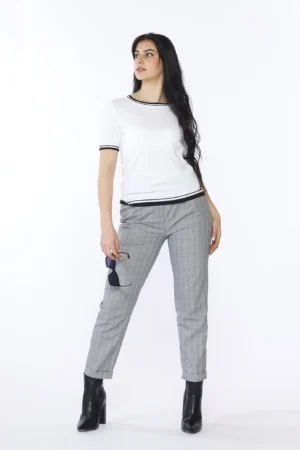 MAGLIA elegante e versatile a manica corta e con doppia fascia bicolore agli orli