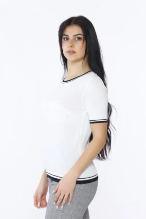 MAGLIA elegante e versatile a manica corta e con doppia fascia bicolore agli orli