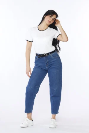 MAGLIA a maniche corte smerigliate con graziosi ricami verticali e orli bicolore