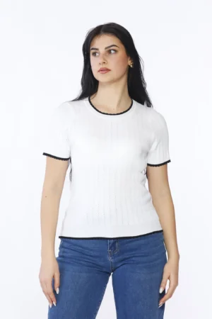 MAGLIA a maniche corte smerigliate con graziosi ricami verticali e orli bicolore