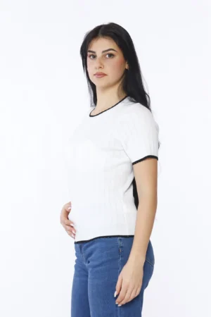 MAGLIA a maniche corte smerigliate con graziosi ricami verticali e orli bicolore