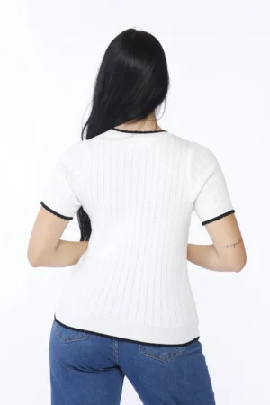 MAGLIA a maniche corte smerigliate con graziosi ricami verticali e orli bicolore