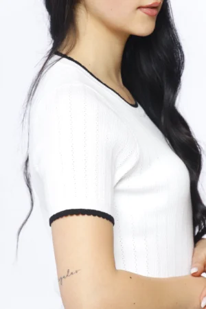 MAGLIA a maniche corte smerigliate con graziosi ricami verticali e orli bicolore