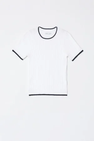 MAGLIA a maniche corte smerigliate con graziosi ricami verticali e orli bicolore