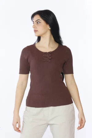 MAGLIA versatile a costine con manica corta e graziosi fiocchetti su scollo a giro