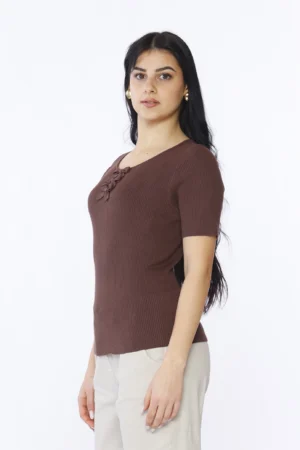 MAGLIA versatile a costine con manica corta e graziosi fiocchetti su scollo a giro