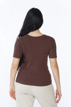 MAGLIA versatile a costine con manica corta e graziosi fiocchetti su scollo a giro