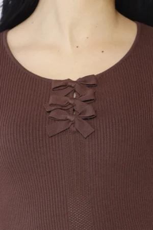 MAGLIA versatile a costine con manica corta e graziosi fiocchetti su scollo a giro