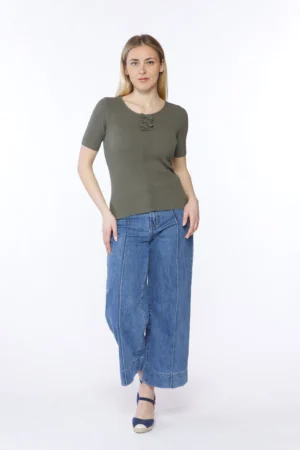 MAGLIA versatile a costine con manica corta e graziosi fiocchetti su scollo a giro