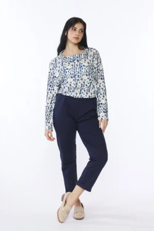 PANTALONE pull-on con graziose pence sul davanti e risvolti alle caviglie