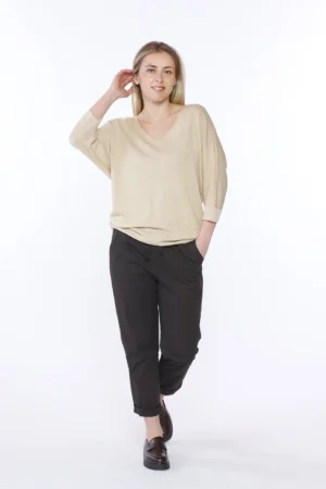 MAGLIA laminata con ampio scollo a V e manica a tre quarti