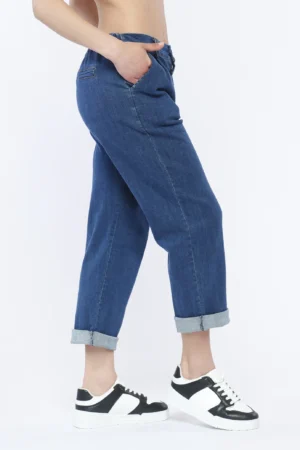 PANTALONE in denim con bottoni di chiusura passanti alla cintura e comode tasche laterali