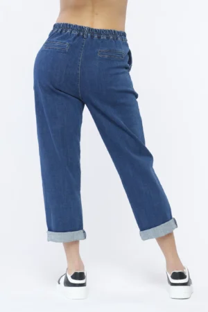 PANTALONE in denim con bottoni di chiusura passanti alla cintura e comode tasche laterali