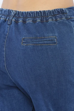 PANTALONE in denim con bottoni di chiusura passanti alla cintura e comode tasche laterali