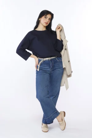 MAGLIA ampia e casual con manica a tre quarti, orlo alto in vita e fondo arrotondato
