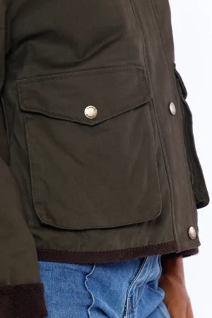 GIACCA corta tipo parka con comodi tasconi orizzontali con bottone e doppia chiusura
