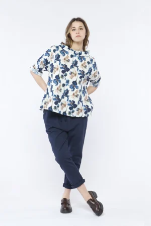 BLUSA ampia a stampa fiori con  manica a tre quarti e scollo a barca risvoltato