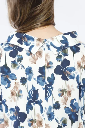BLUSA ampia a stampa fiori con  manica a tre quarti e scollo a barca risvoltato