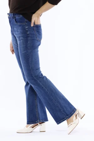 PANTALONE jeans a zampa con chiusura a bottone e  tasche profonde