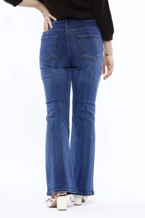 PANTALONE jeans a zampa con chiusura a bottone e  tasche profonde