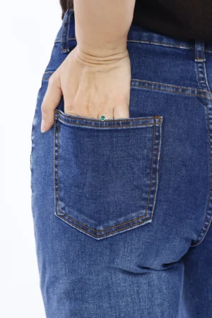 PANTALONE jeans a zampa con chiusura a bottone e  tasche profonde
