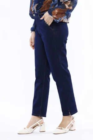 PANTALONE in denim classico con chiusura a bottone e tasche oblique