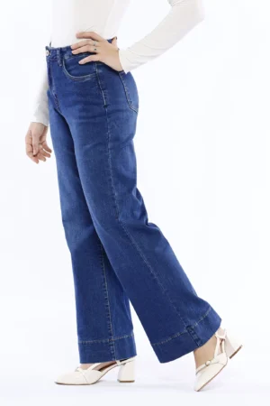 PANTALONE in denim a zampa larga con orlo alto alle caviglie e chiusura a bottoni