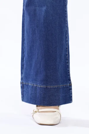 PANTALONE in denim a zampa larga con orlo alto alle caviglie e chiusura a bottoni