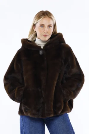 CAPPOTTO pelliccia striata a pelo corto con cappuccio, bottoni interni a pressione e graziosa spilla