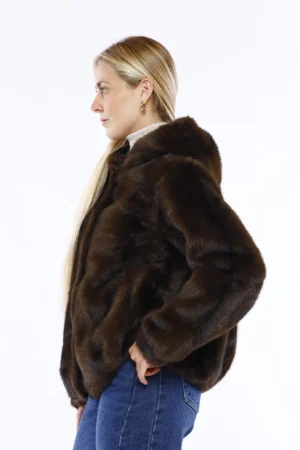 CAPPOTTO pelliccia striata a pelo corto con cappuccio, bottoni interni a pressione e graziosa spilla