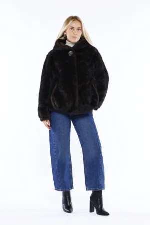 CAPPOTTO pelliccia a pelo corto con cappuccio, bottoni interni a pressione e graziosa spilla