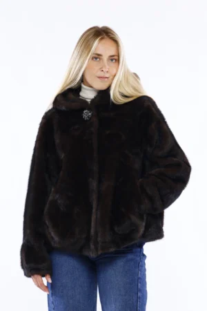 CAPPOTTO pelliccia a pelo corto con cappuccio, bottoni interni a pressione e graziosa spilla