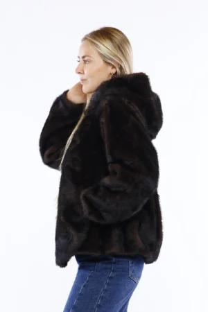 CAPPOTTO pelliccia a pelo corto con cappuccio, bottoni interni a pressione e graziosa spilla
