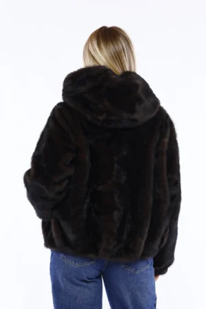 CAPPOTTO pelliccia a pelo corto con cappuccio, bottoni interni a pressione e graziosa spilla