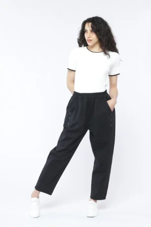 PANTALONE comodo pull-on con tasche diagonali e graziosi bottoncini decorativi