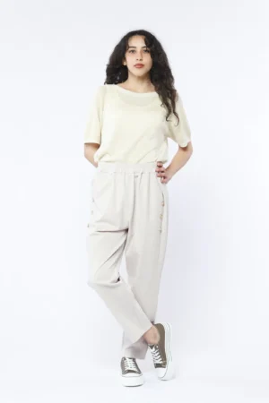 PANTALONE comodo pull-on con tasche diagonali e graziosi bottoncini decorativi