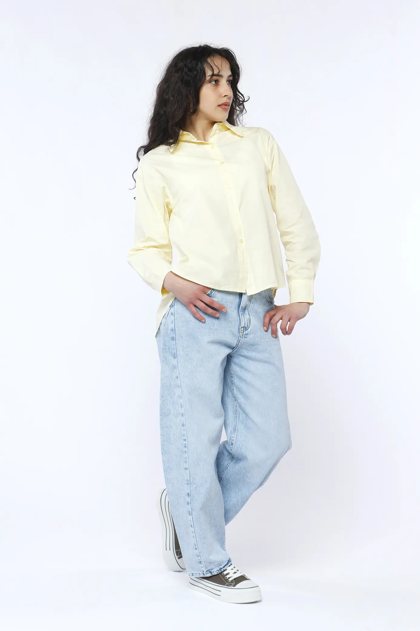 CAMICIA fresca in cotone con fondo arrotondato e taschino decorativo sul davanti ONEWORLD HYBRID