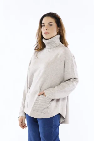 MAGLIA lunga a collo alto con tasche sul davanti e orli a coste