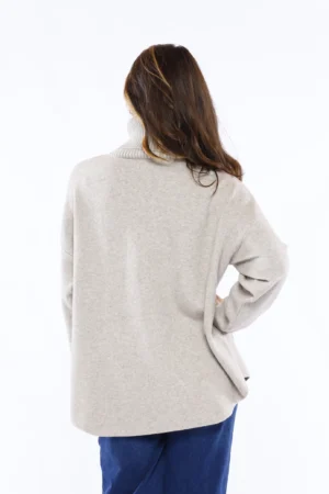 MAGLIA lunga a collo alto con tasche sul davanti e orli a coste