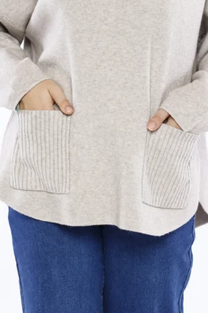 MAGLIA lunga a collo alto con tasche sul davanti e orli a coste