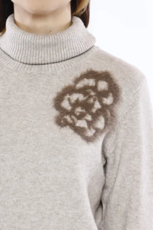 MAGLIA lunga a collo alto con graziosi ricamo sul petto e orli a costine